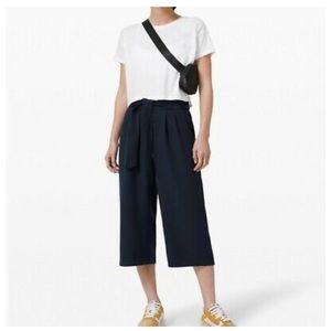 Lululemon noir cropped true navy size 6